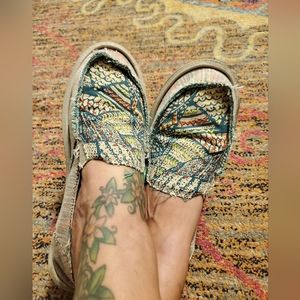 Womens size 9 Sanuks